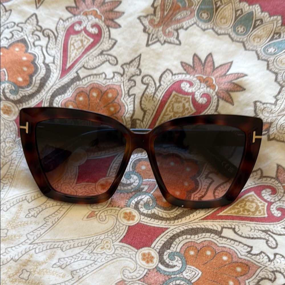 Tom Ford Brown Scarlett -02 Oversized Sunglasses with Gradient Lenses